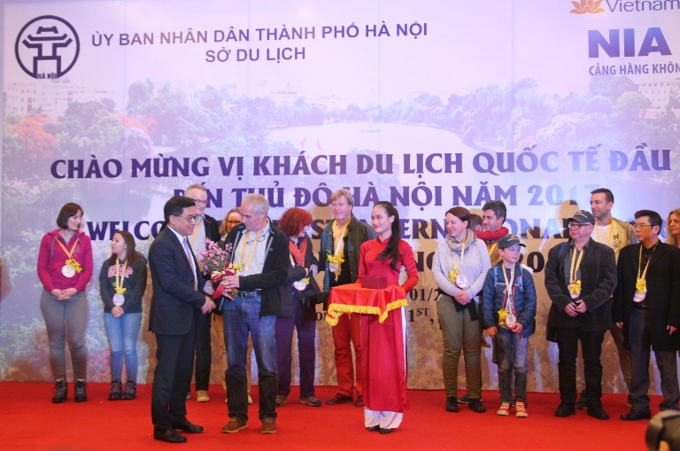 Du khách quốc tế 'xông đất' Hà Nội đến từ Đức ảnh 6